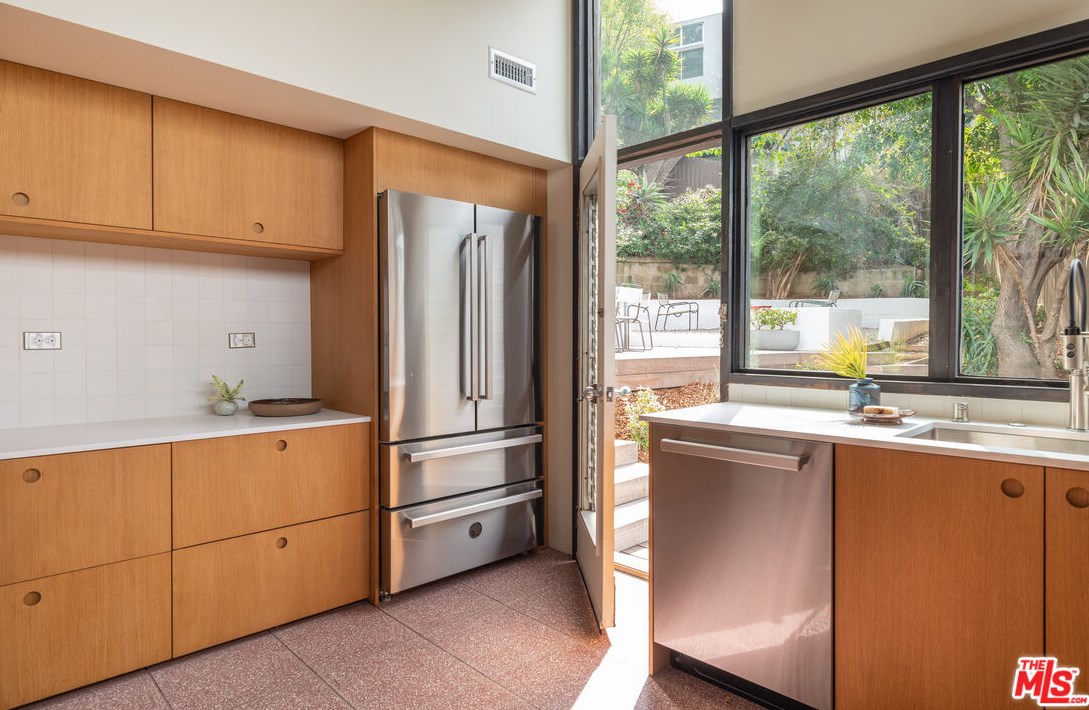 1896 Lucile Ave, Los Angeles CA  90026-1026 exterior