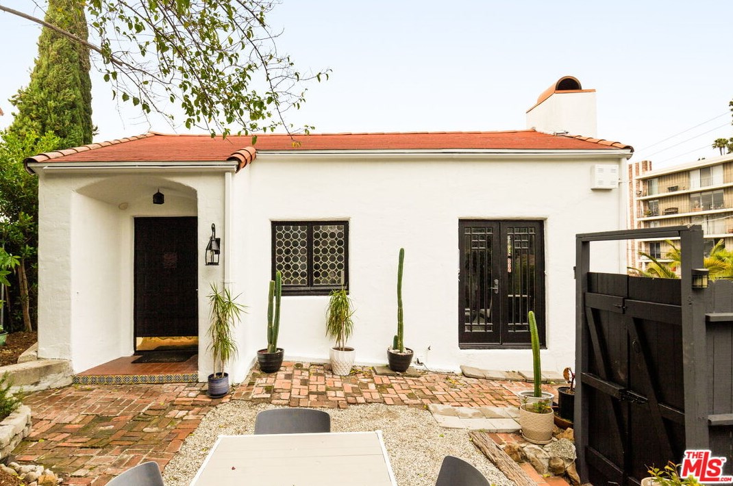2251 Cahuenga Blvd, Los Angeles CA  90068-2709 exterior