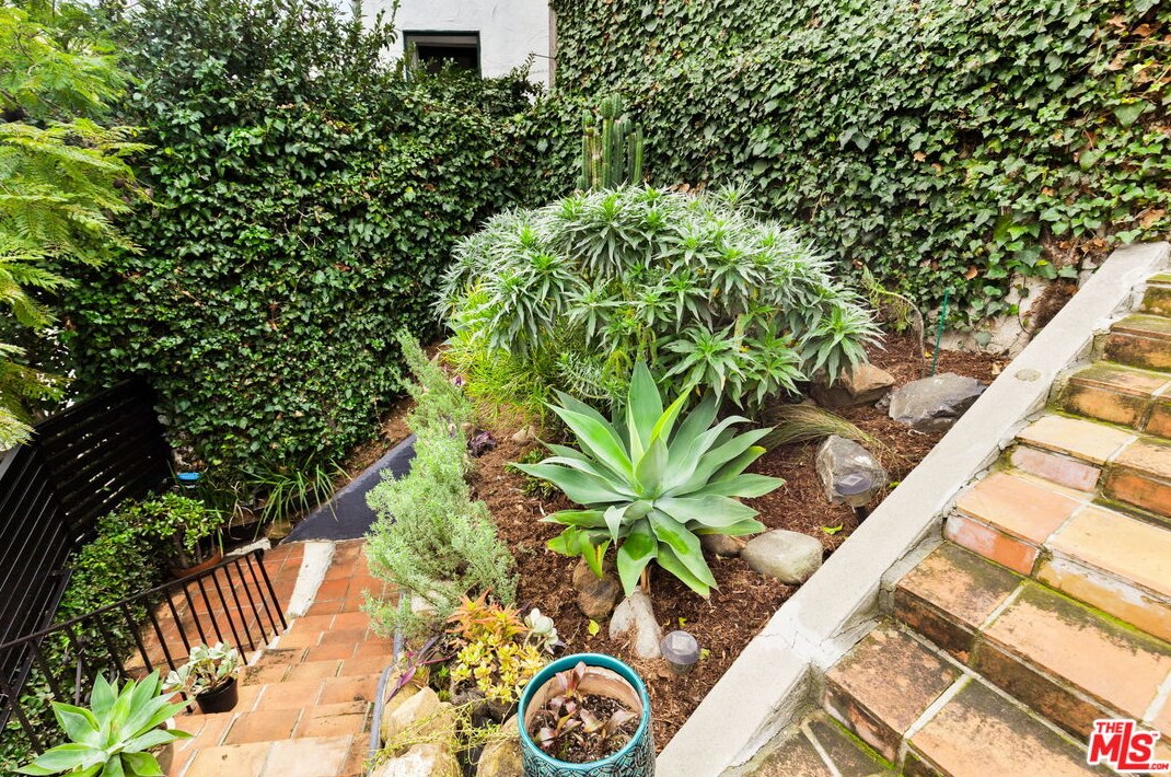 2251 Cahuenga Blvd, Los Angeles CA  90068-2709 exterior