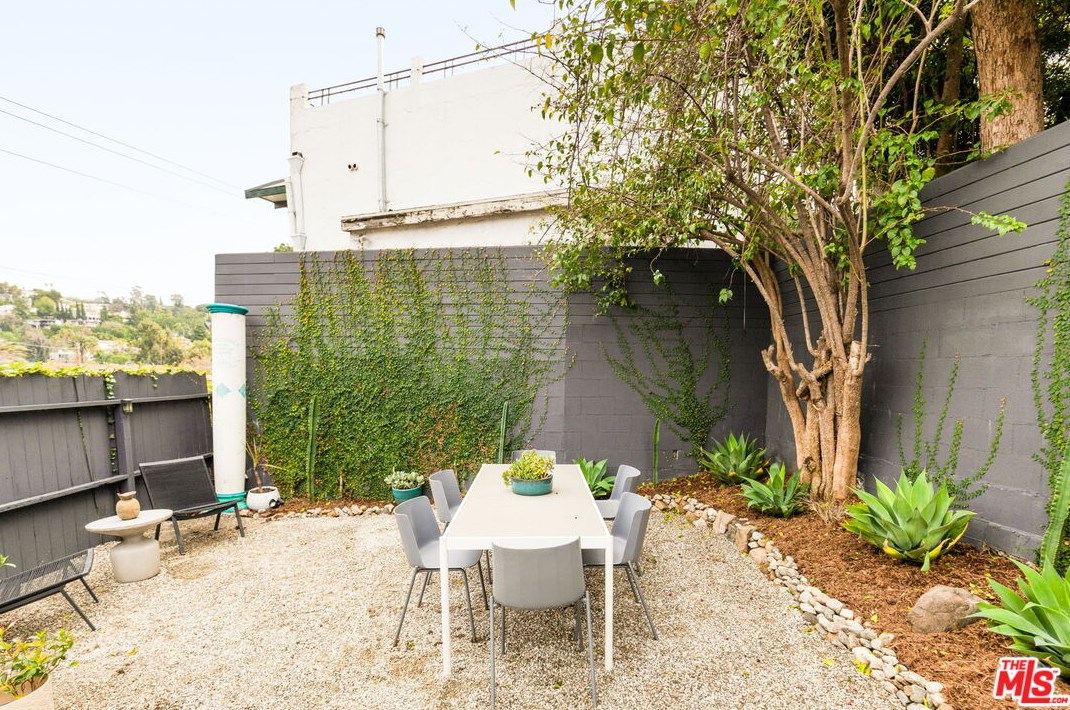 2251 Cahuenga Blvd, Los Angeles CA  90068-2709 exterior