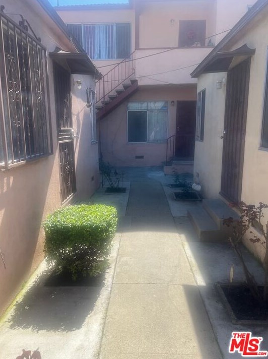 1030 94th St, Los Angeles CA  90044-3256 exterior