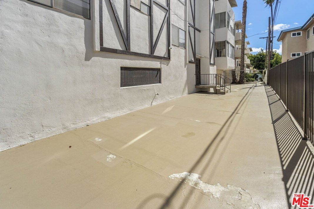 1971 Rodney Dr, Los Angeles CA  90027-3161 exterior