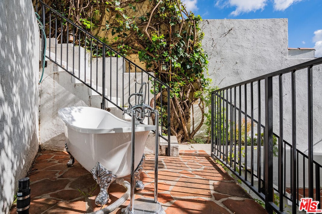6915 Camrose Dr, Los Angeles CA  90068-3110 exterior