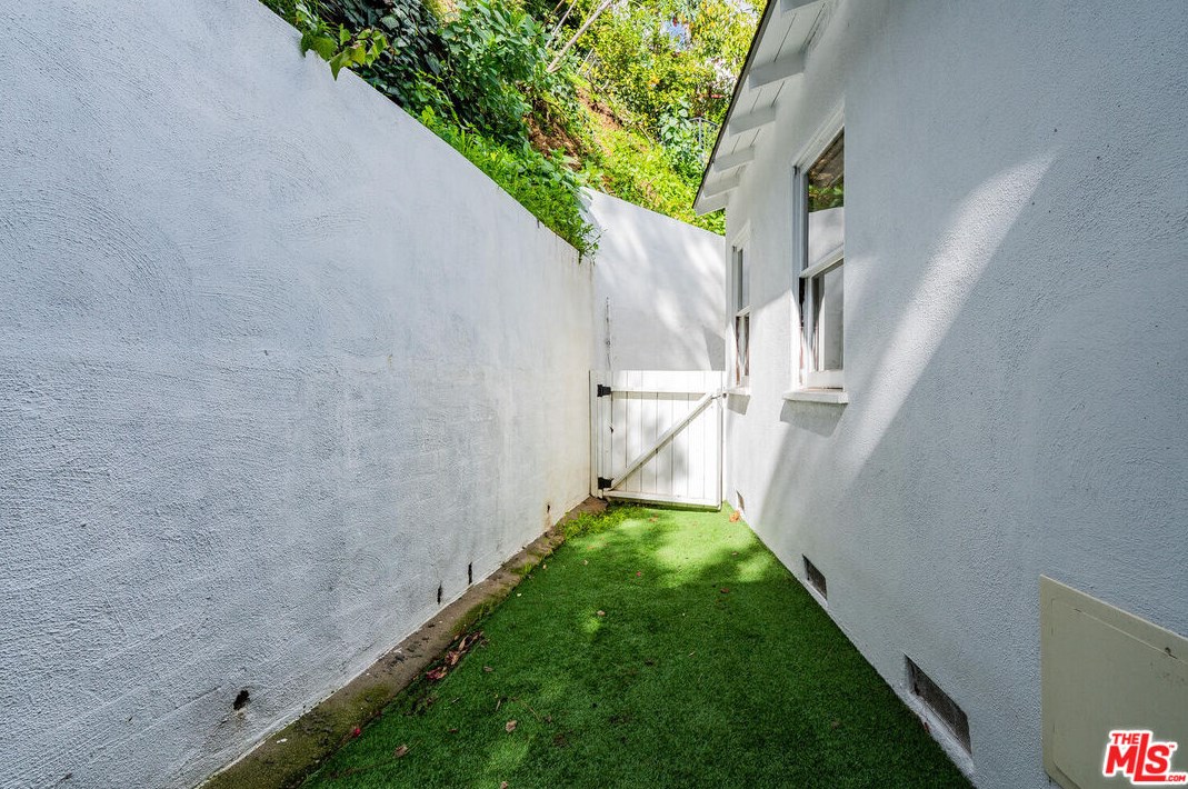 6915 Camrose Dr, Los Angeles CA  90068-3110 exterior