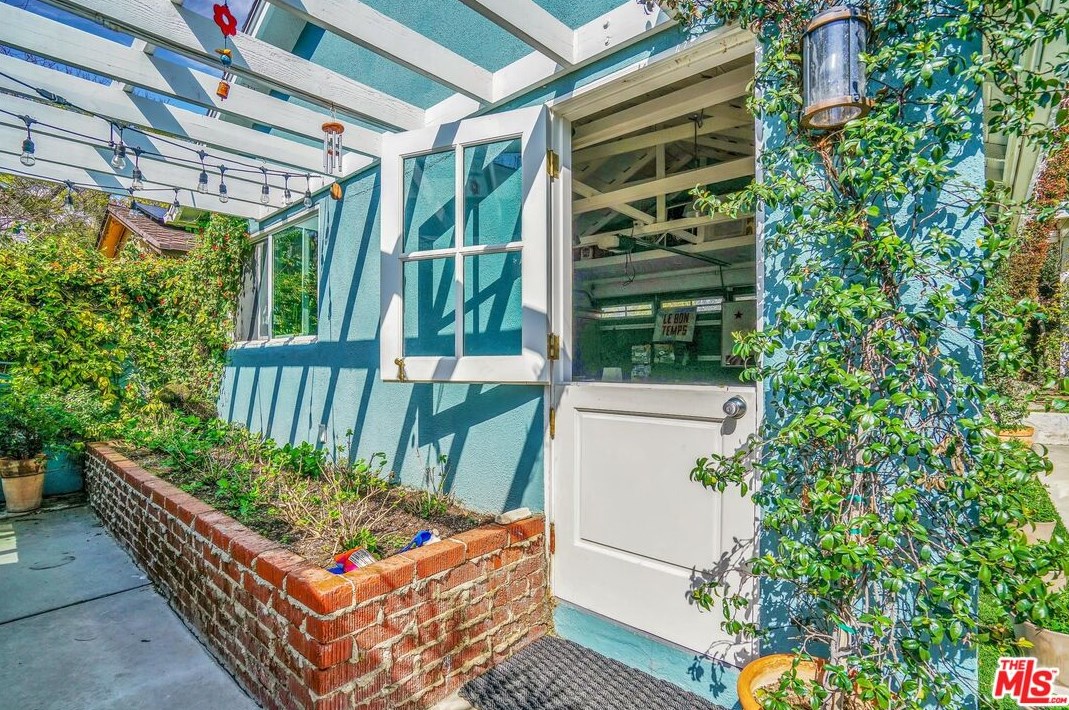 2844 Overland Ave, Los Angeles CA  90064-4218 exterior