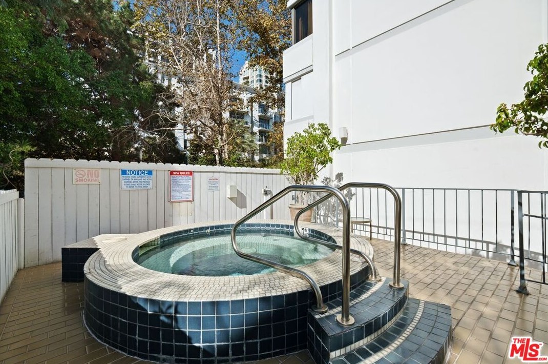 10660 Wilshire Blvd, Los Angeles CA  90024-4522 exterior