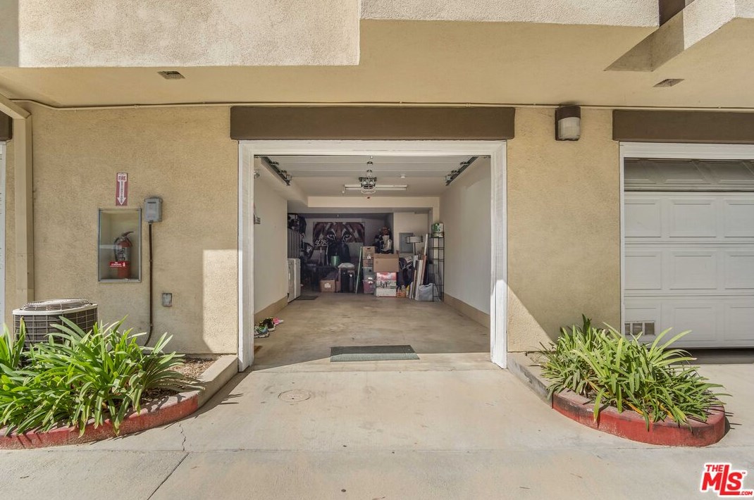4600 Don Lorenzo Dr, Los Angeles CA  90008-4171 exterior