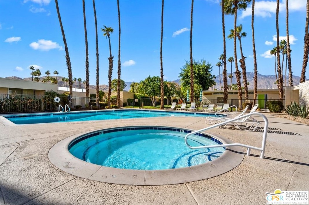 320 Desert Lakes Dr, Palm Springs CA  92264-5514 exterior