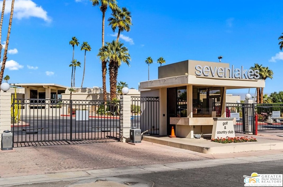 320 Desert Lakes Dr, Palm Springs CA  92264-5514 exterior