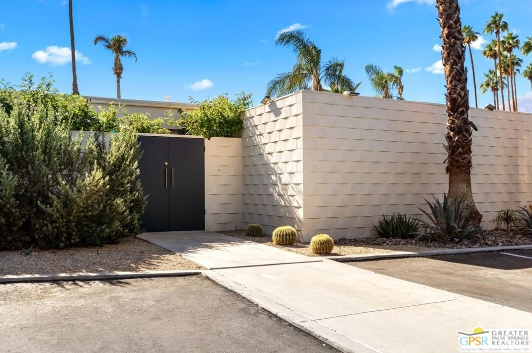 320 Desert Lakes Dr, Palm Springs CA  92264-5514 exterior