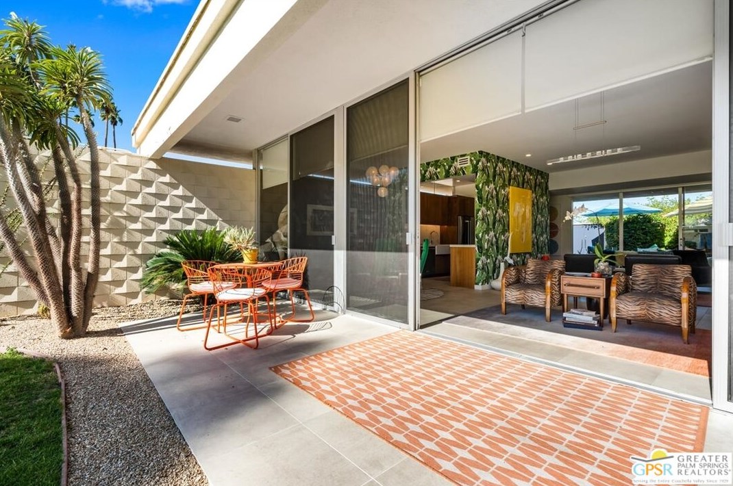 320 Desert Lakes Dr, Palm Springs CA  92264-5514 exterior