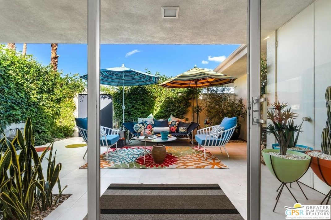 320 Desert Lakes Dr, Palm Springs CA  92264-5514 exterior