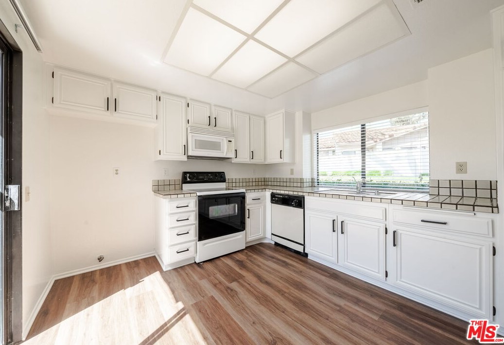 2218 Birchdale Dr, Thousand Oaks CA  91362-1598 exterior