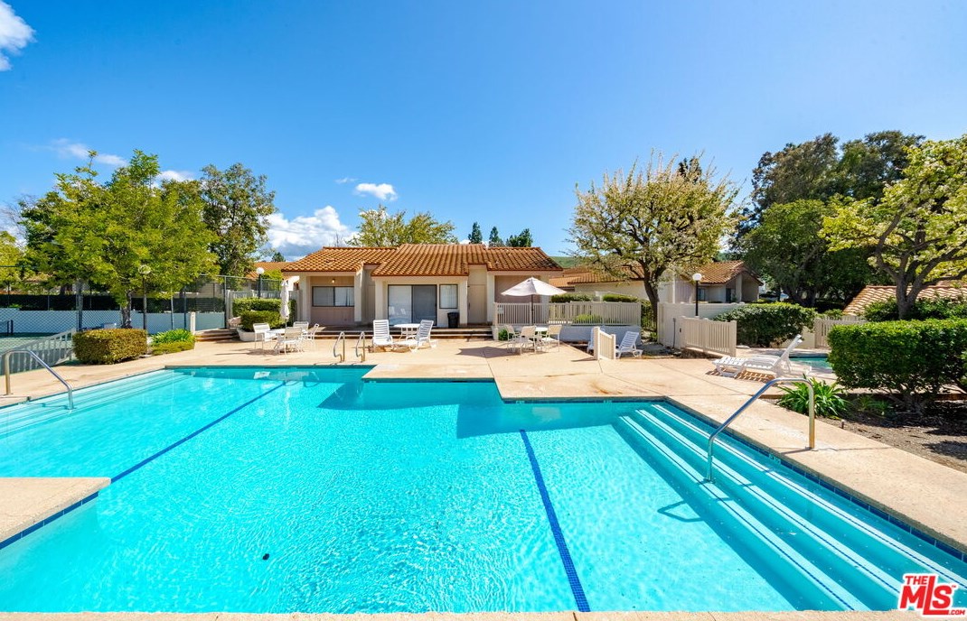 2218 Birchdale Dr, Thousand Oaks CA  91362-1598 exterior