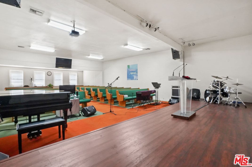317 Palmer Ave, Glendale CA  91204-3206 exterior
