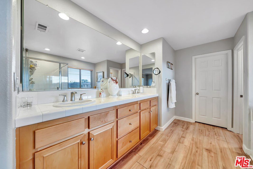 27122 Brown Oaks Way, Santa Clarita CA  91387-3894 exterior