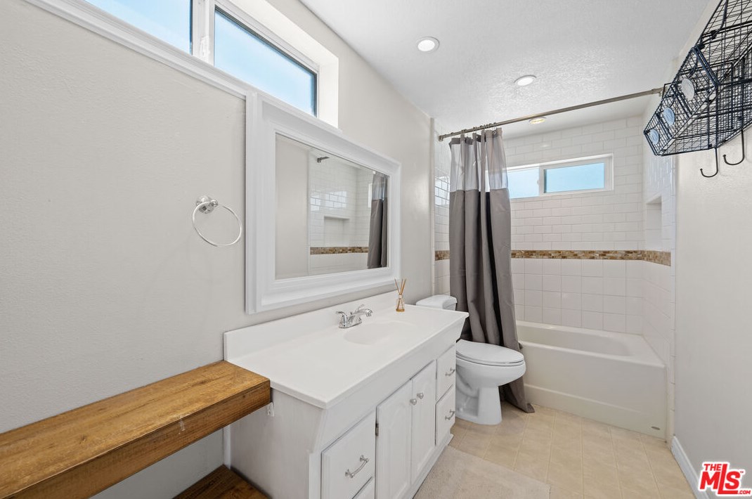 27533 Kenfel Dr, Santa Clarita CA  91350-1746 exterior