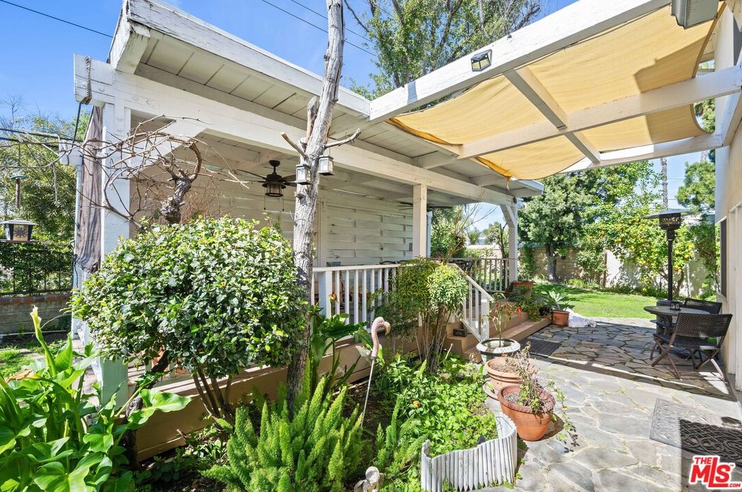 27533 Kenfel Dr, Santa Clarita CA  91350-1746 exterior