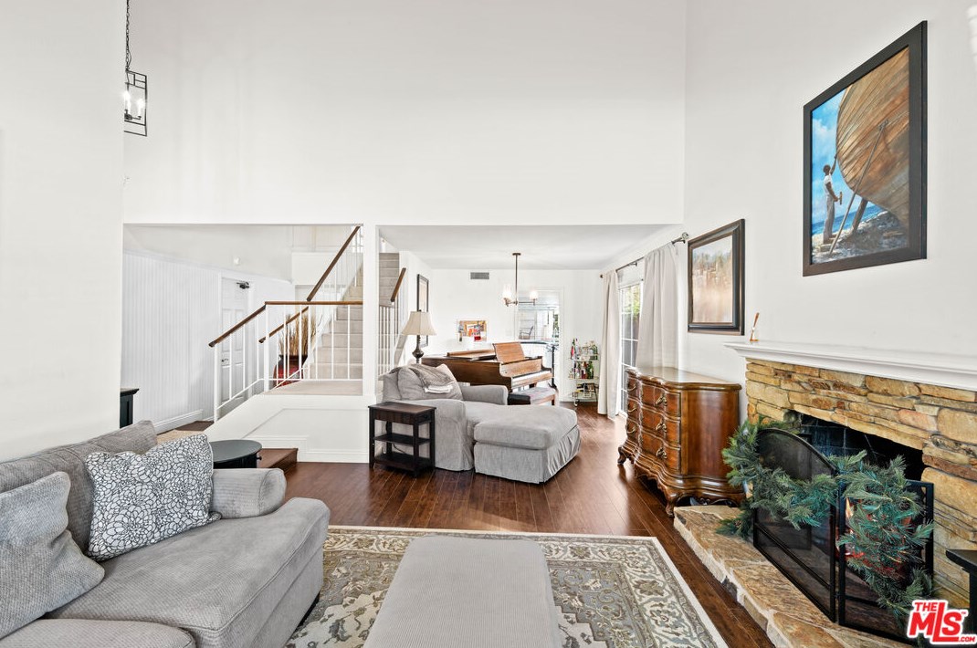 27533 Kenfel Dr, Santa Clarita CA  91350-1746 exterior