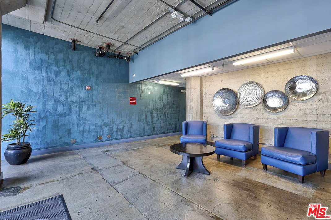 825 4th St, Los Angeles CA  90013-1801 exterior