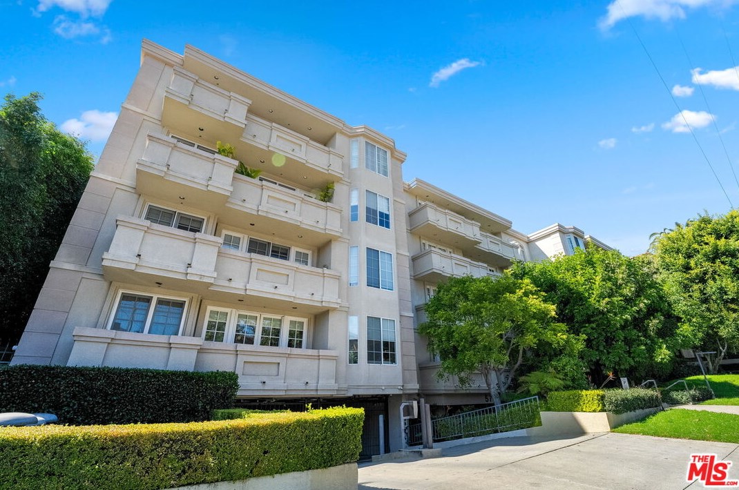 575 Barrington Ave, Los Angeles CA  90049-4313 exterior