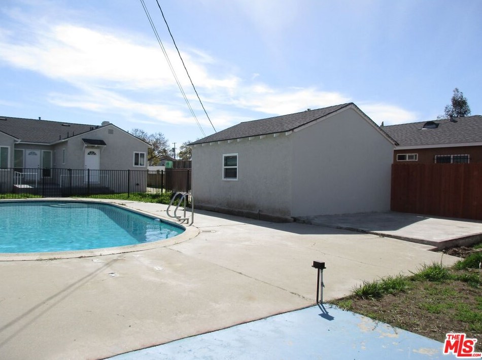751 111th St, Los Angeles CA  90044-4234 exterior
