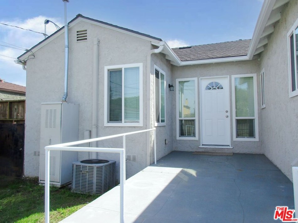 751 111th St, Los Angeles CA  90044-4234 exterior