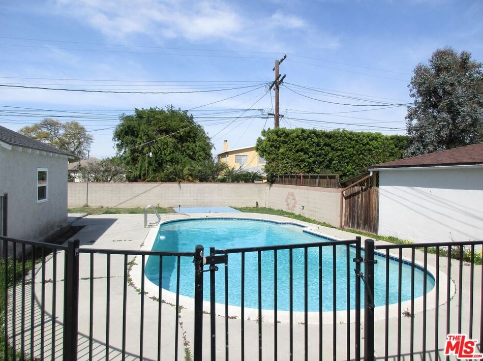 751 111th St, Los Angeles CA  90044-4234 exterior