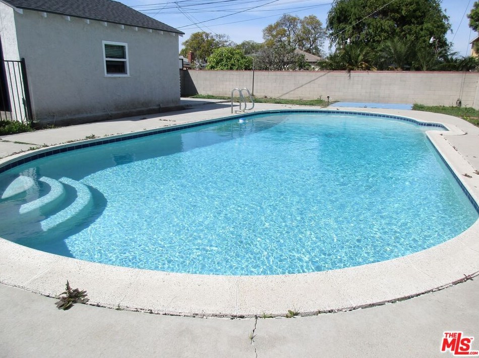 751 111th St, Los Angeles CA  90044-4234 exterior