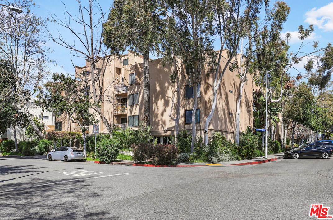 7505 Hampton Ave, Los Angeles CA  90046-5567 exterior