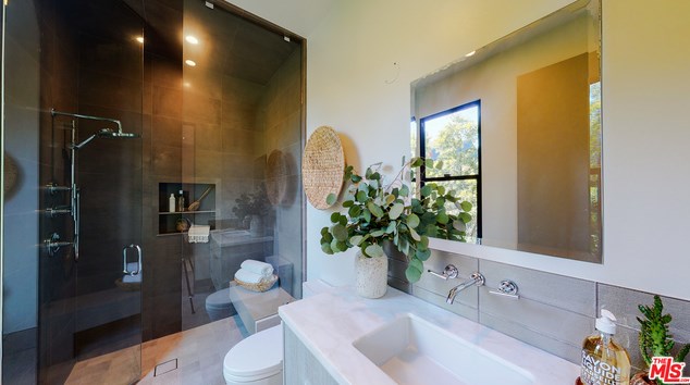701 Huntley Dr, Los Angeles CA  90069-5008 exterior