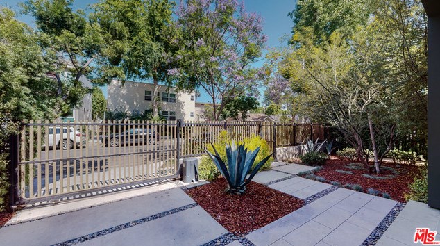 701 Huntley Dr, Los Angeles CA  90069-5008 exterior