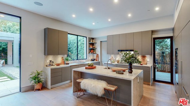 701 Huntley Dr, Los Angeles CA  90069-5008 exterior