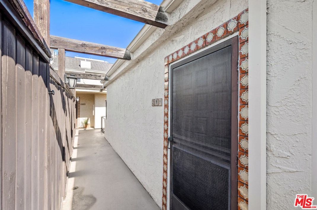 1323 Carmelina Ave, Los Angeles CA  90025-1947 exterior