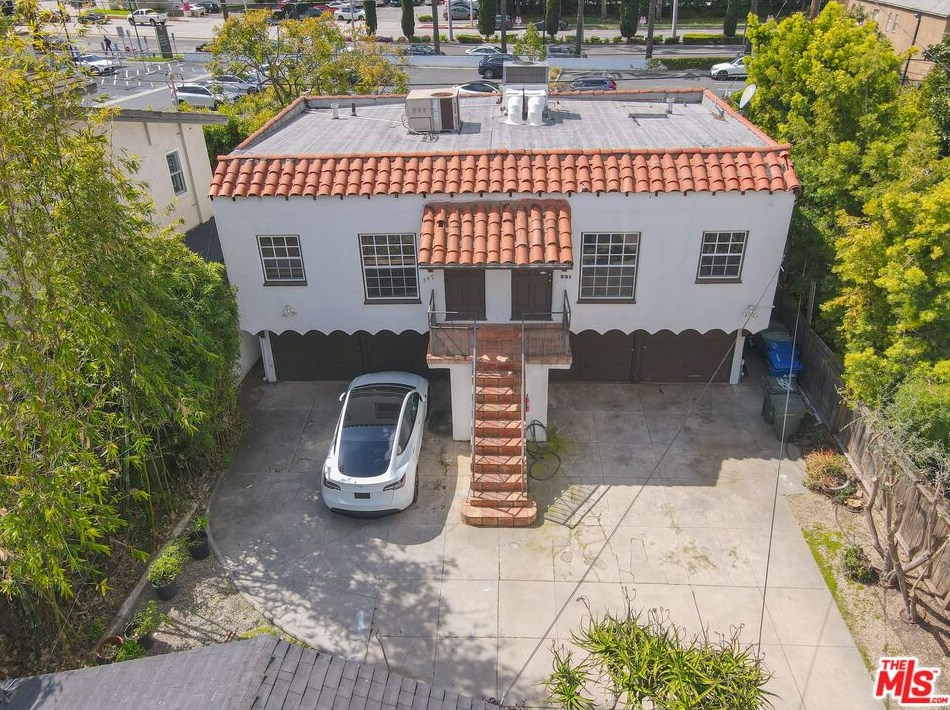 345 Huntley Dr, Los Angeles CA  90048-1918 exterior