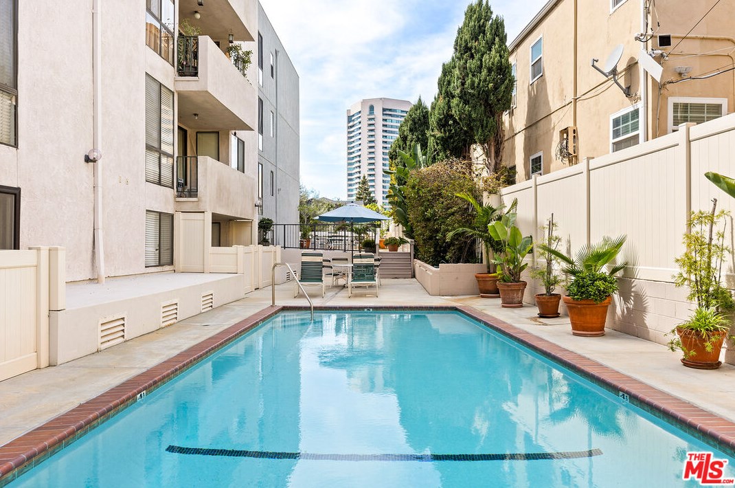 1250 Beverly Glen Blvd, Los Angeles CA  90024-5204 exterior