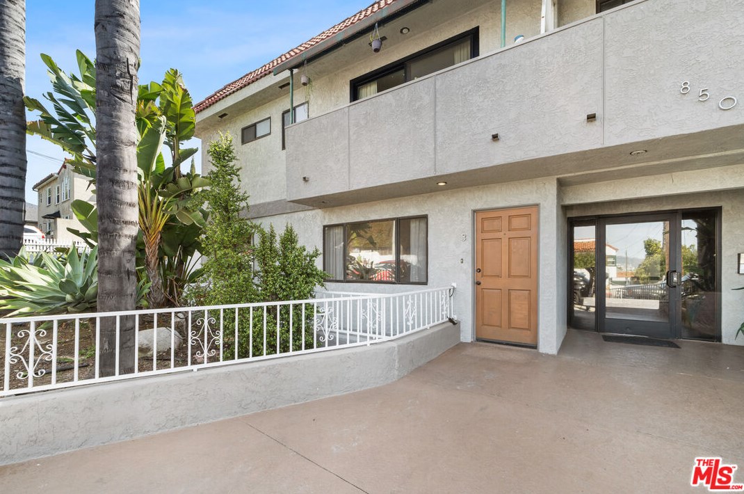 850 Lucile Ave, Los Angeles CA  90026-1573 exterior