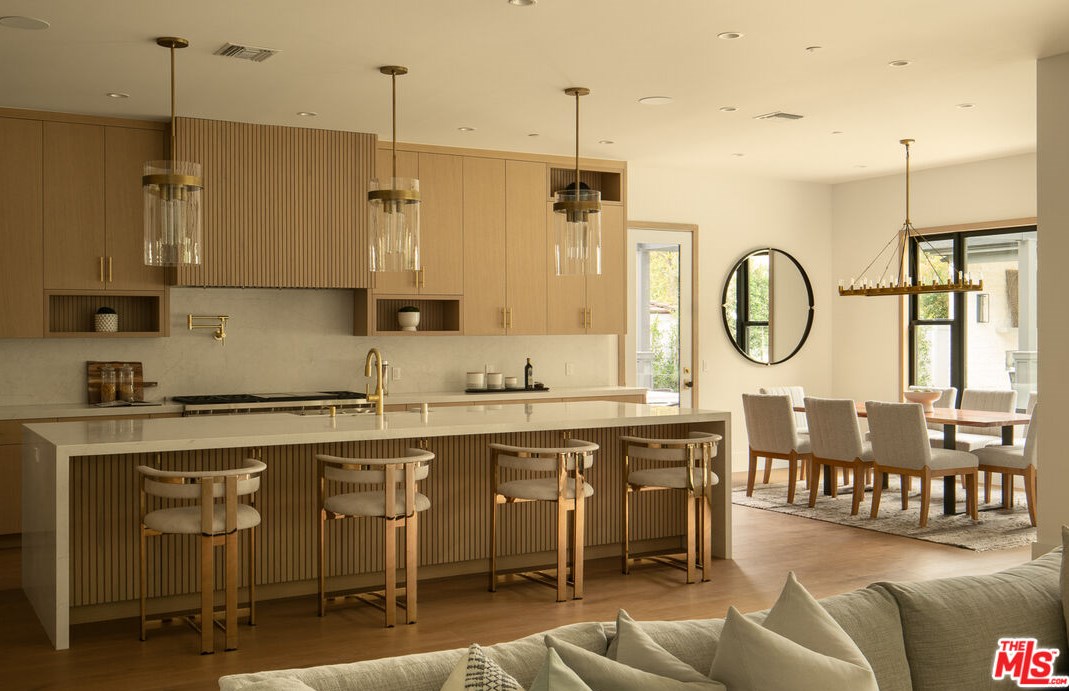 5084 Valjean Ave, Van Nuys CA  91436-1312 exterior