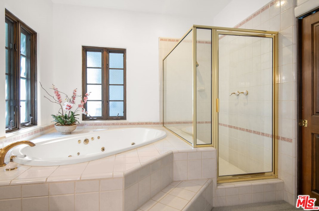 1449 Doral Cir, Thousand Oaks CA 91362-4373 exterior