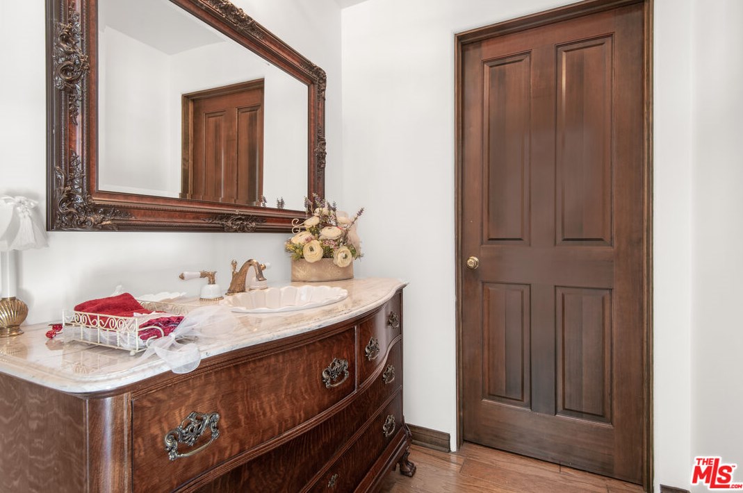 1449 Doral Cir, Thousand Oaks CA 91362-4373 exterior