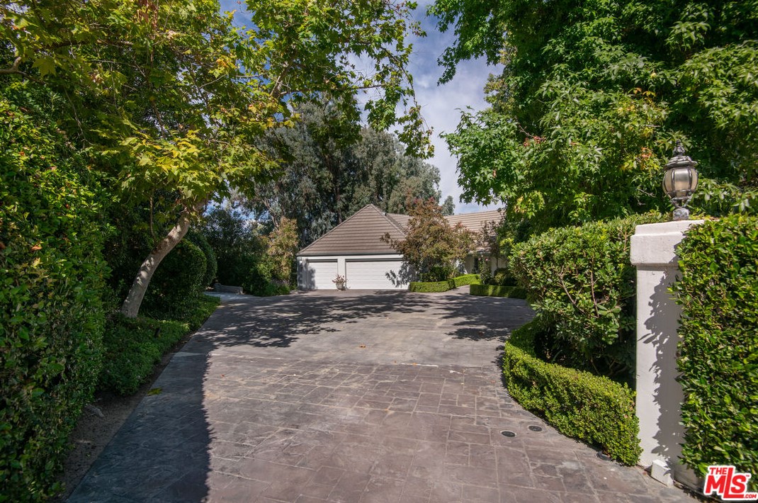 1449 Doral Cir, Thousand Oaks CA 91362-4373 exterior