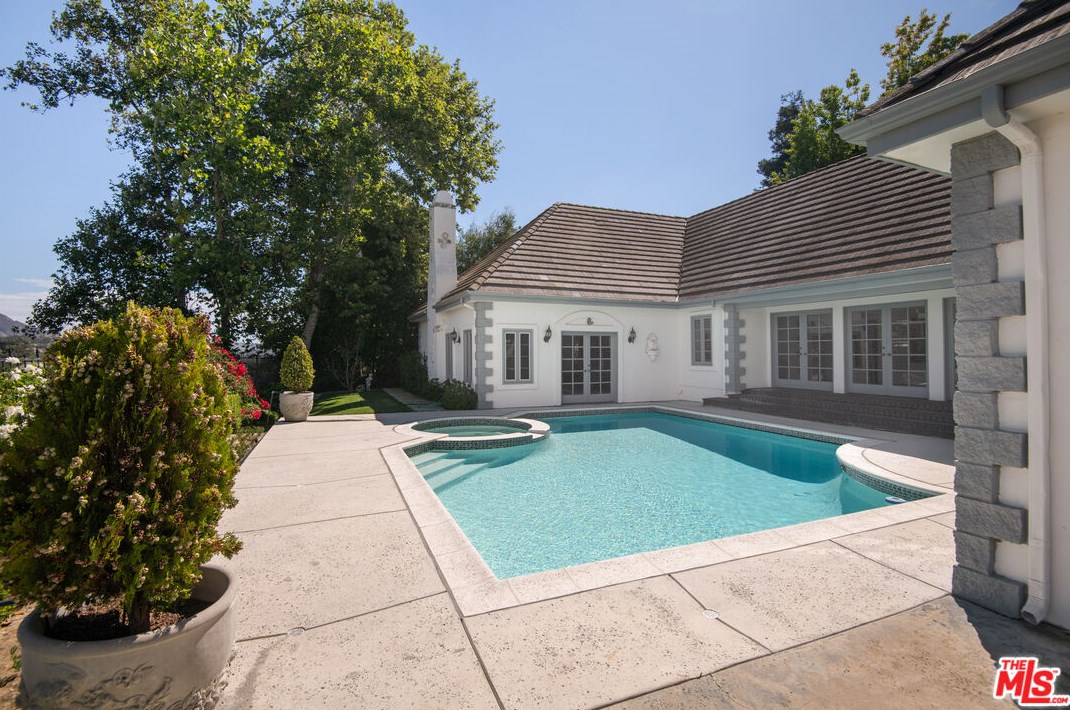 1449 Doral Cir, Thousand Oaks CA 91362-4373 exterior