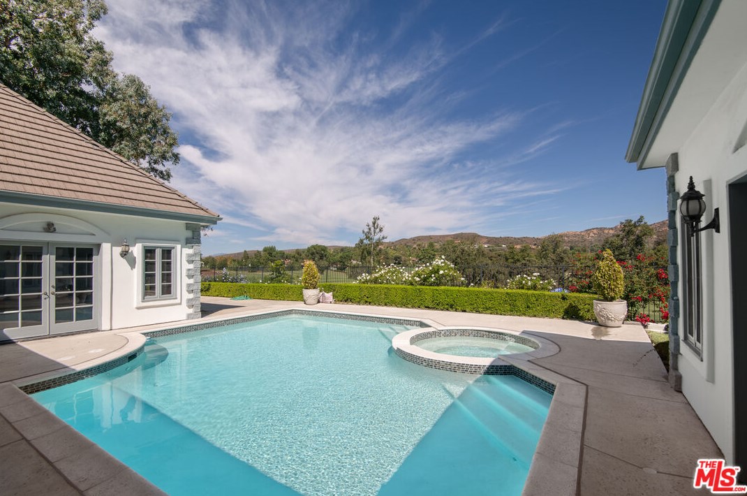 1449 Doral Cir, Thousand Oaks CA 91362-4373 exterior