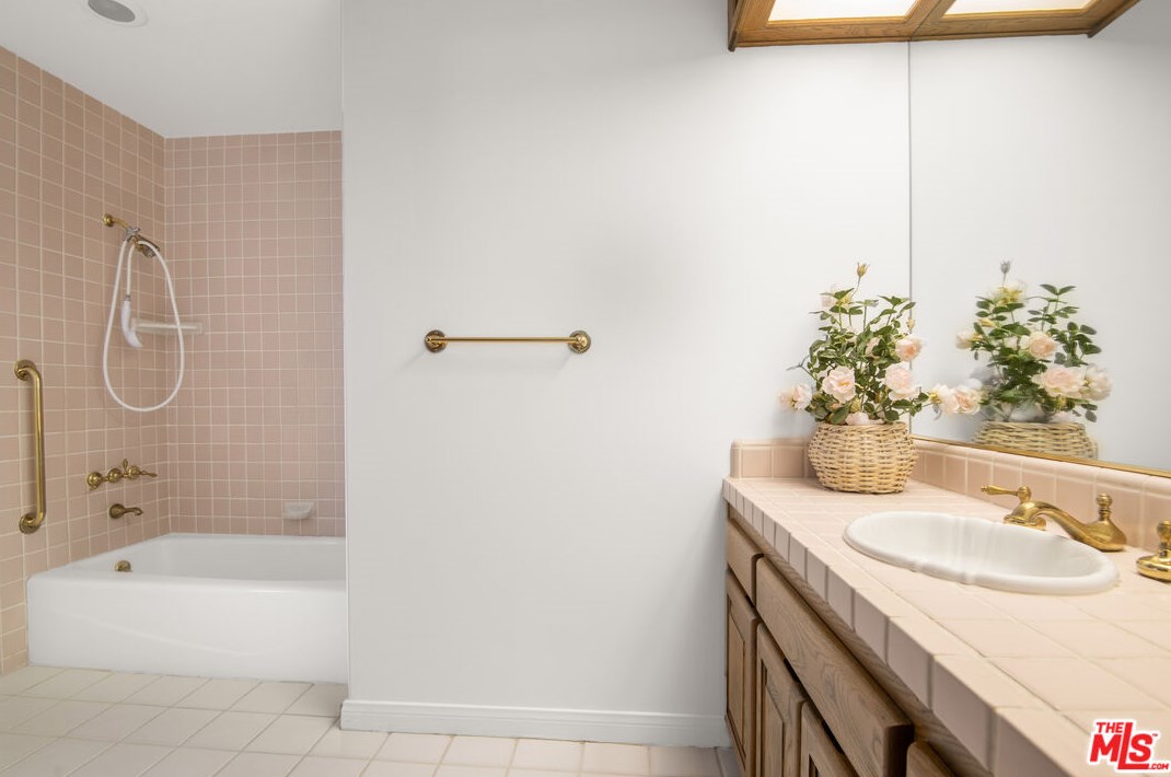 1449 Doral Cir, Thousand Oaks CA 91362-4373 exterior