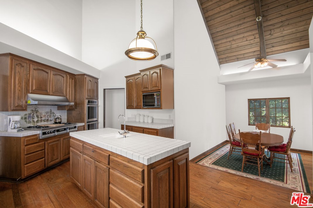 1449 Doral Cir, Thousand Oaks CA 91362-4373 exterior