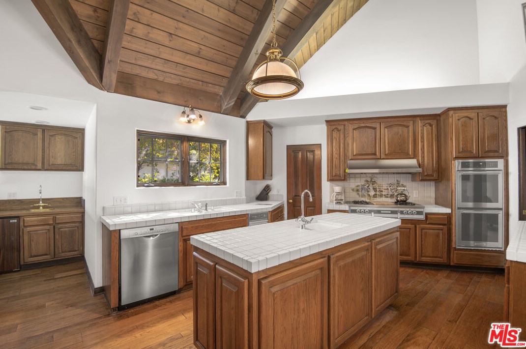 1449 Doral Cir, Thousand Oaks CA 91362-4373 exterior