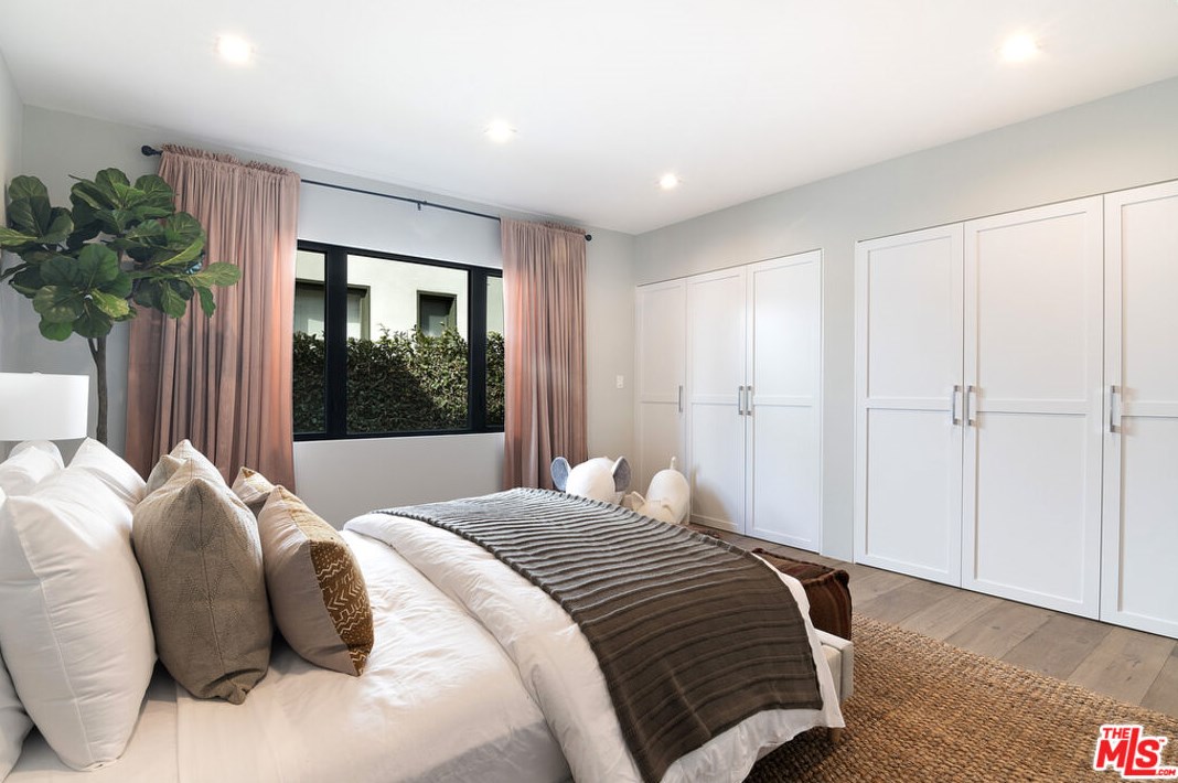 6377 Lindenhurst Ave, Los Angeles CA  90048-4729 exterior