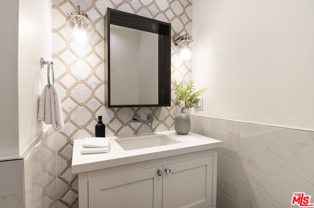 6377 Lindenhurst Ave, Los Angeles CA  90048-4729 exterior