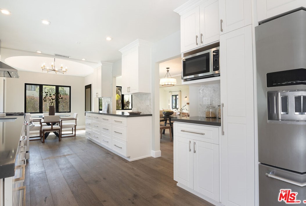 6377 Lindenhurst Ave, Los Angeles CA  90048-4729 exterior