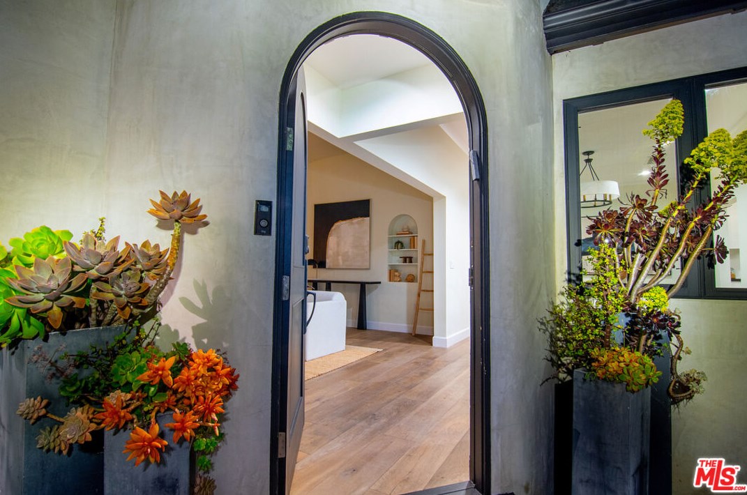 6377 Lindenhurst Ave, Los Angeles CA  90048-4729 exterior